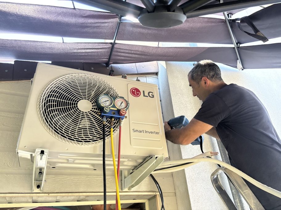 Maintenance d'un climatiseur par un technicien CDFC Technicien CDFC intervenant sur une unité extérieure de climatisation LG.