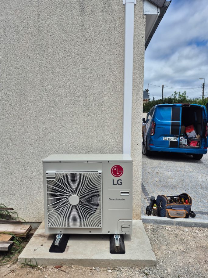 Installation climatisation LG Unité extérieure de climatisation LG installée par CDFC dans le Loiret (45)